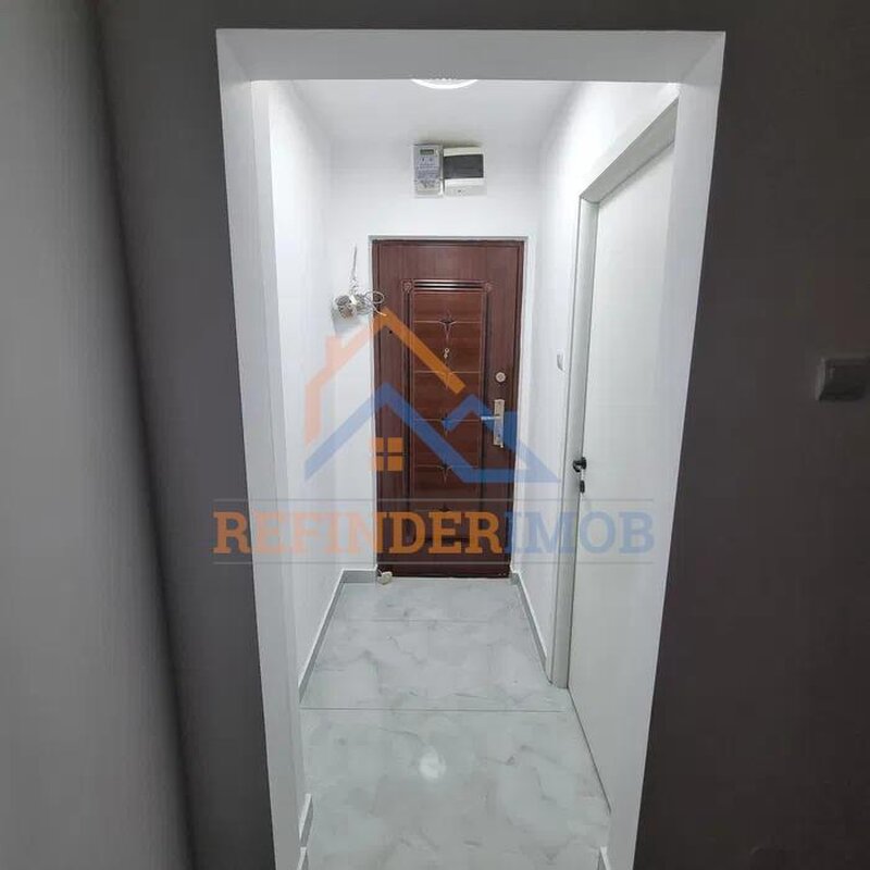 Piata Resita, 2 camere renovat complet.
