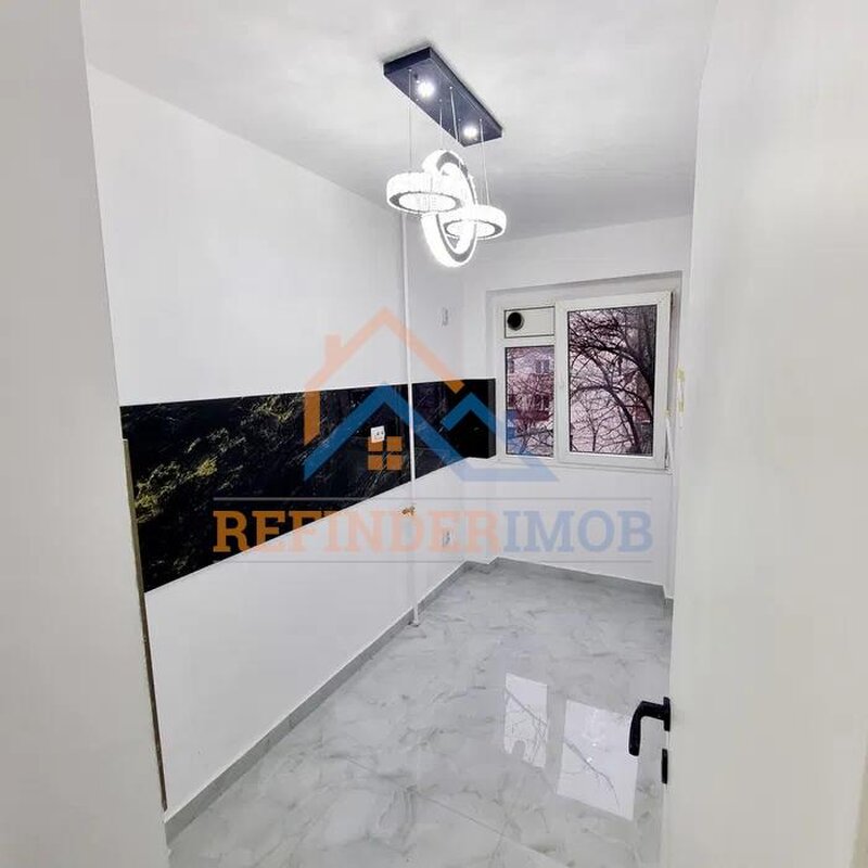 Piata Resita, 2 camere renovat complet.